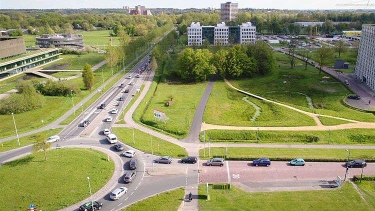 Rotonde met verkeer